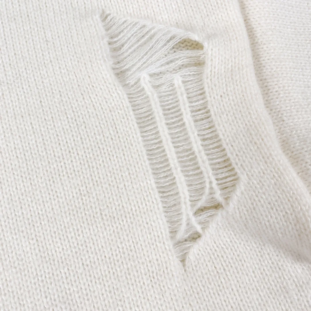 P230 High-quality Chrome Hearts CH Chrome Hearts patchwork cross hole knitted sweater pullover. The popular style is the same for men and women. It is matched with black and white. It looks good in real life. The upper body is good-looking. It looks good in daily wear. It is even more photogenic. It’s hard not to buy it. Buy it for me!!! Believe me, no one can refuse such a long Chrome Hearts jacket. The version has been expanded based on the old version. The upper body is loose and stylish, and the hem is expanded to a casual design. Fat people look extremely slim, thin people have limited height and high-end. Ten thousand yuan ZP printing, 1:1 perfect restoration, looks good when worn alone or stacked, can be easily controlled by both men and women. If you care more about quality, you must also respect the price. It is completely different from the thin see-through bottoms and junk products on the market that pill when worn. If the style makes you shine at a glance, then quality is what you should pay more attention to. Compared with price, we focus on quality. Customers who have received my products all know it. ️️️ Sweaters on the market are generally made of bract core yarn. We use modal. The advantages over core-spun yarn are very intuitive: high cost, high price, high density, relatively expensive for developers, and let us make a lot less money. In addition, it is delicate, has no scum on the upper body, resists pilling, and is high-end. We are conscientious sellers and do not use core-spun yarn. Apart from being cheap, core-spun yarn is really useless. It shrinks, pills, hooks, and makes people pierced. He is proficient in everything. It is 2024. Who doesn’t want to look decent when they go out? Quality determines the upper body effect. No matter how bad the quality, the best style is still the temperament of the urban-rural fringe. We only do long-term business. Quality determines character. Take it back and wear it with confidence and wash it. The quality of the pattern will definitely make your eyes shine. We only make the right version of high quality. We make high-end hard goods. Reject junk goods and reject fast food. Conscientious quality and conscientious price. You deserve it!  Color: Black White Gray Red Size: S M L